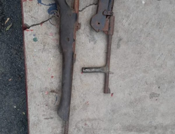 पु‍लिस टीम पर हमला करनेवाले बालू माफिया के घर से राईफल व देशी कट्टा बरामद