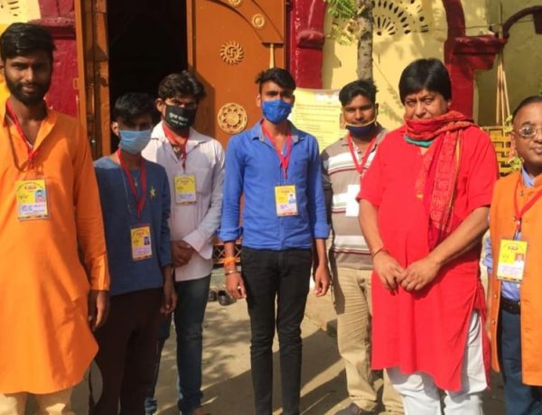 युवा दस्ता के क्षेत्रीय प्रभारियों और सदस्यों के बीच परिचय पत्र वितरित