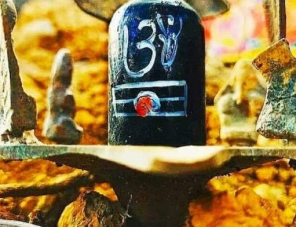 चाईनीज महिला ने मंदिर में लगे शिवलिंग को उखाड़ा