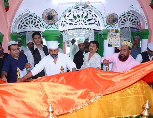 प्रोफेशनल कांग्रेस कमेटी के अध्यक्ष आदित्य विक्रम जायसवाल ने की रिसालदार बाबा के मजार पर चादरपोशी