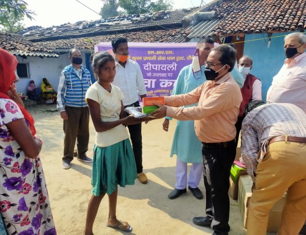 श्रीकृष्ण प्रणामी ट्रस्ट ने निर्धन महिलाओं के बीच बांटी साड़ियां व अन्य सामग्री