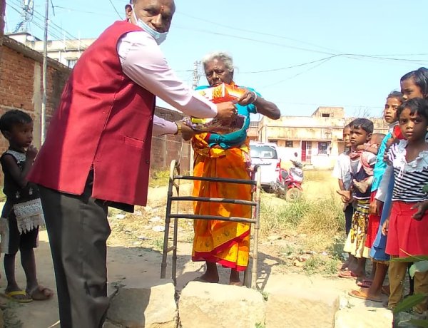 श्री कृष्ण प्रणामी ट्रस्ट ने निर्धन परिवार की वृद्ध महिलाओं के बीच बांटे दीप उत्सव की सामग्री