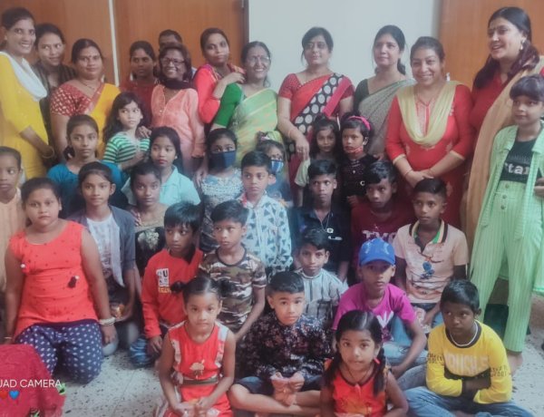 वीरांगनाओं ने बच्चों को बांटे दीये और मिठाइयां