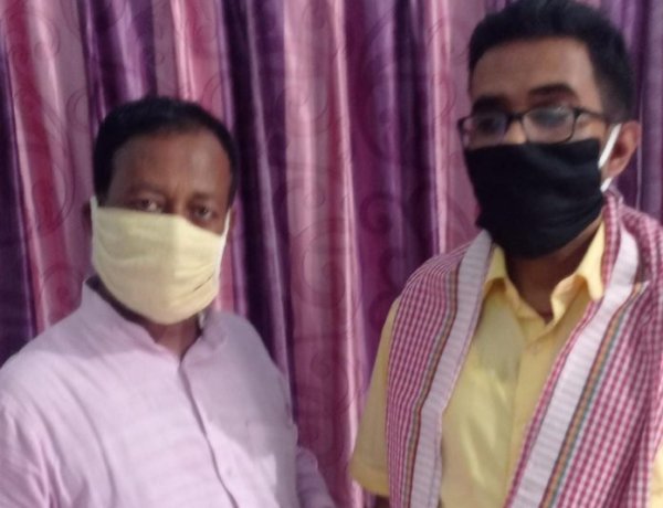 नव पदस्थापित प्रखंड विकास पदाधिकारी का अंग वस्त्र से स्वागत: प्रकाश राम पटवा