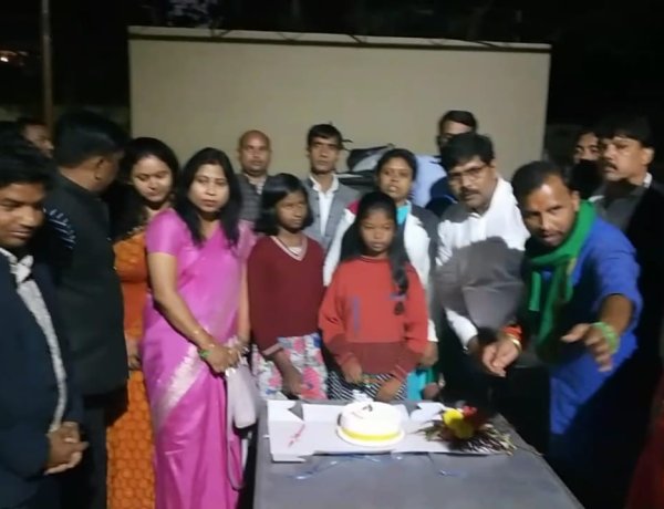 युवा राजद ने हर्षोल्लास से मनाया तेजस्वी यादव का जन्मदिन