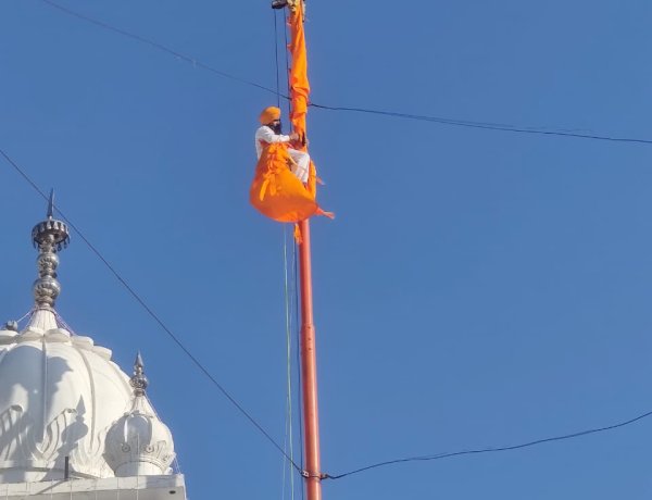श्री गुरुनानक सत्संग सभा गुरुद्वारा साहिब में निशान साहिब की सेवा की गई