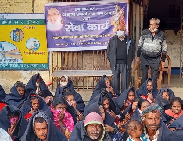 संत सदानंद जी महाराज के शिष्यों की ओर से निर्धन, लाचार व दिव्यांगों की सेवा जारी, गरीबों के बीच बांटे कंबल