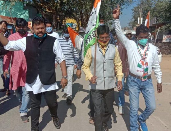 भारत बंद को सफल बनाने सड़क पर उतरे प्रोफेशनल कांग्रेस के अध्यक्ष आदित्य विक्रम जायसवाल