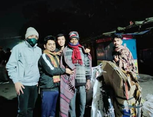 कृष्णा नगर कॉलोनी गुरुद्वारा के गुरुनानक सेवक जत्था ने जरूरतमंदों को बांटे कंबल