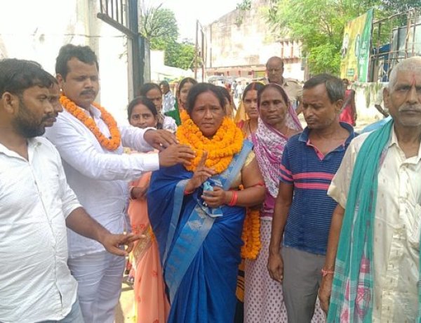 बेलागंज प्रखंड के क्षेत्र संख्या 6 से अंजु देवी ने जिप पद के लिए नामांकन किया