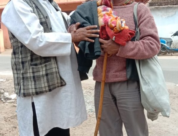 भारतीय एकता कमेटी ने जरूरतमंदों को बांटे कंबल