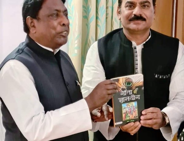 आलमगीर आलम के जन्मदिन पर उपहारस्वरूप किया पुस्तक भेंट