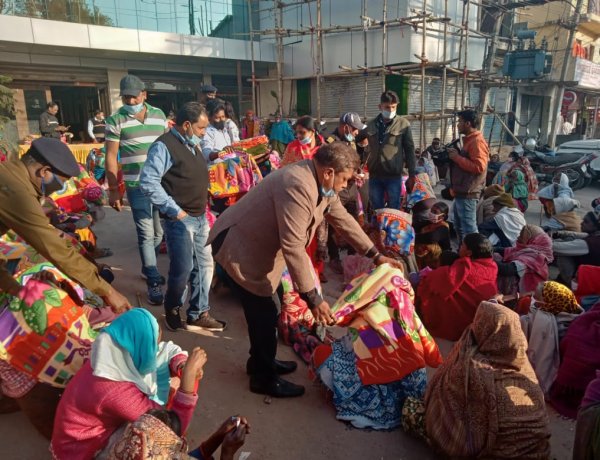 अखिल एकता उद्योग व्यापार मंडल ने गरीबों के बीच बांटे शाॅल-कंबल