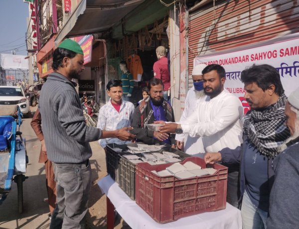 मेन रोड दुकानदार सहयोग समिति ने गरीबों को परोसा मुफ्त भोजन