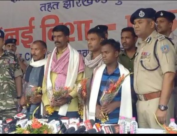 पाँच इनामी नक्सलियों ने किया आत्म समर्पण