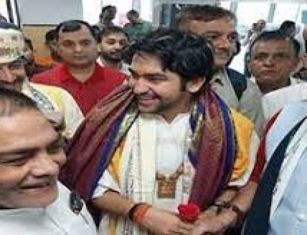 पटना एयरपोर्ट पहुचे पंडित धीरेंद्र शास्त्री बोले,दिल में बसता है बिहार, अब यहां आएगी बहार