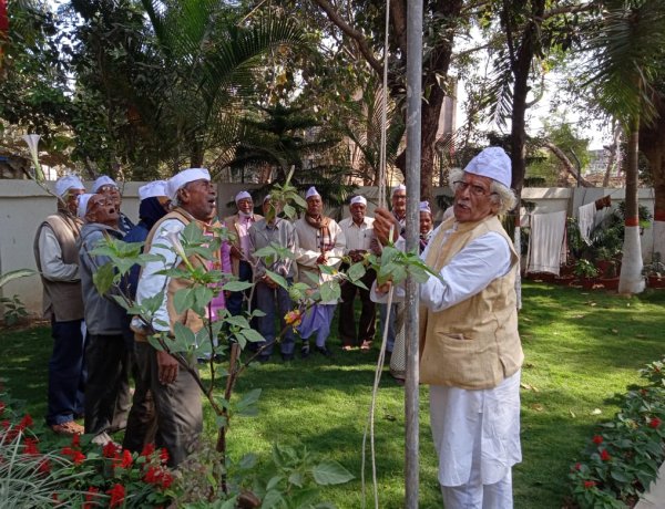 गांधी आश्रम में लोकप्रिय गांधीवादी नेता मोख्तार सिंह ने किया झंडोत्तोलन
