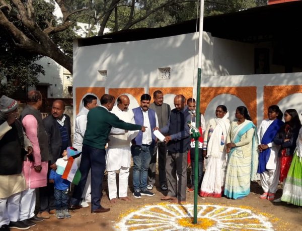 पूर्व केंद्रीय मंत्री सुबोधकांत सहाय के आवासीय कार्यालय में झंडोत्तोलन