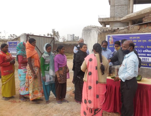 ट्रस्ट ने किया निर्धन,लाचार ग्रामीणों के बीच भोजन वितरण