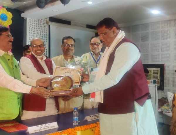 वाराणसी में आयोजित भोजपुरी सम्मेलन में धर्मेंद्र तिवारी को मिला भोजपुरी कर्मयोगी पुरस्कार