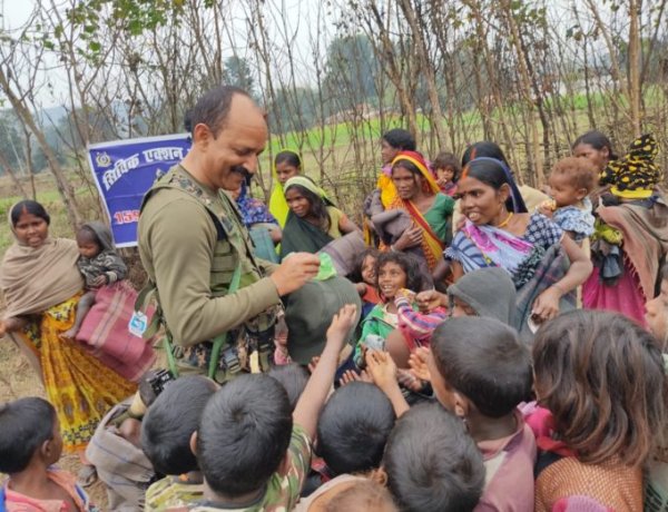 नक्सल प्रभावित क्षेत्र में ठंड से बचाव के लिए 159 सीआरपीएफ ने बांटे कंबल