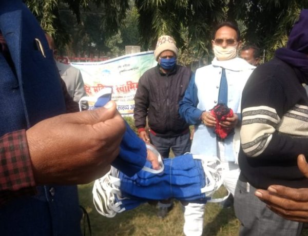 सृष्टि महिला स्वाभिमान ट्रस्ट के संस्थापक ने किया मास्क का वितरण