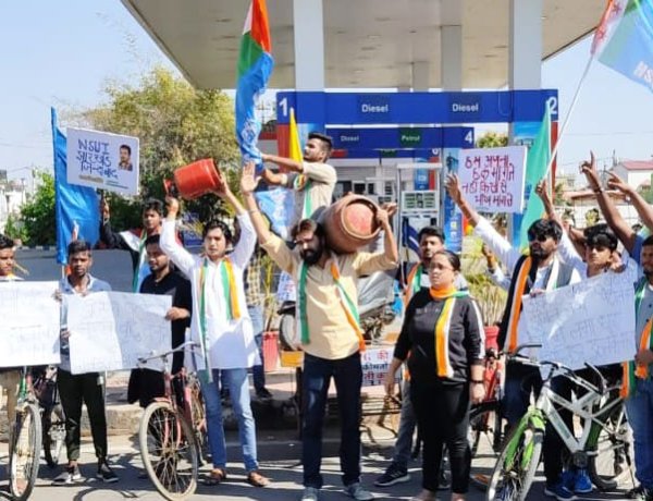 पेट्रोलियम पदार्थों की बढ़ती कीमतों के विरोध में एनएसयूआई का अनोखा प्रदर्शन