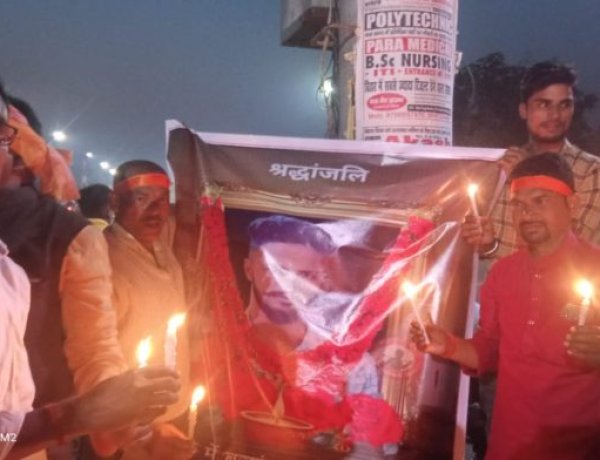 बजरंग दल के युवा कार्यकर्ता हर्षा के हत्या के विरोध में कैंडल मार्च निकाला गया