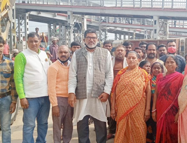 गया शहर के एक नंबर रेलवे क्रॉसिंग पर फ्लाई ओवर के निर्माण की मांग को लेकर शांतिपूर्ण प्रदर्शन