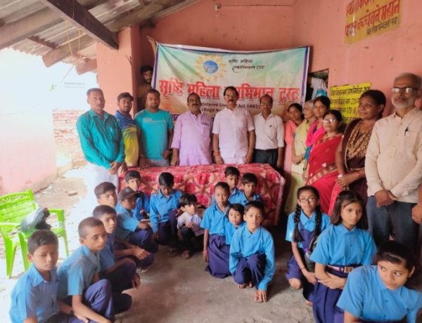 अर्थशास्त्र के विभागाध्यक्ष डॉ अश्विनी कुमार अपना जन्मदिवस विद्यालय के बच्चो के साथ मनाया