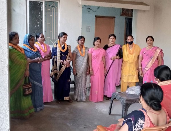 सामाजिक संस्था प्रेरणा जागृति विकास मंच और नारी शक्ति सेना गुलाबी गैंग ने महिलाओं को किया सम्मानित