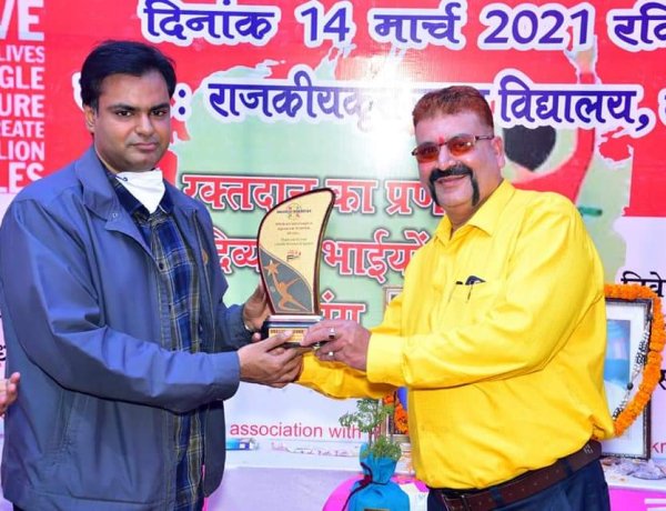 चक्रधरपुर के वरिष्ठ पत्रकार विनय मिश्रा ने 98 बार रक्तदान कर पेश की मानवता की मिसाल