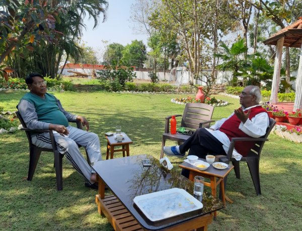 फुर्सत के क्षण में प्रदेश कांग्रेस के दो दिग्गज राजनेताओं ने राजनीतिक परिदृश्यों पर की चर्चा