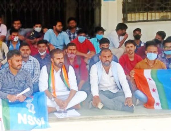 छात्रों की समस्याओं के समाधान के लिए एनएसयूआई ने किया टेक्निकल यूनिवर्सिटी का घेराव