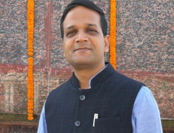 प्रशासनिक कार्यों का बखूबी निर्वहन कर रहे हैं बहुमुखी प्रतिभा के धनी उपायुक्त छवि रंजन,