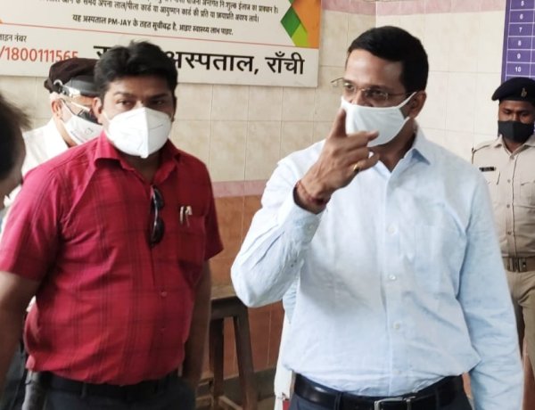 उपायुक्त छवि रंजन ने सदर अस्पताल का निरीक्षण कर स्वास्थ्य सुविधाओं का लिया जायजा