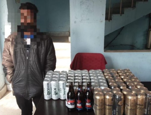 पहाड़पुर रेलवे स्टेशन से एक युवक के बैग से 78 बोतल केन बियर पकड़ाया