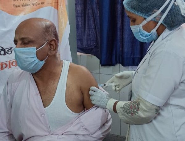 कोरोना से बचाव के लिए वैक्सीन जरूर लगवाएं : वीरेन्द्र साहू