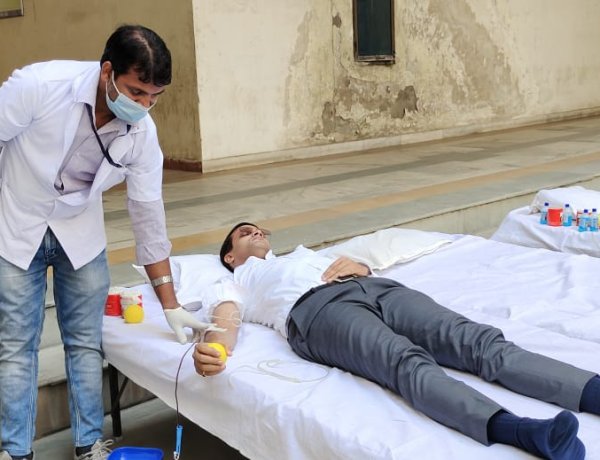 समाहरणालय परिसर में आयोजित दो दिवसीय रक्तदान शिविर में उपायुक्त छवि रंजन ने किया रक्तदान