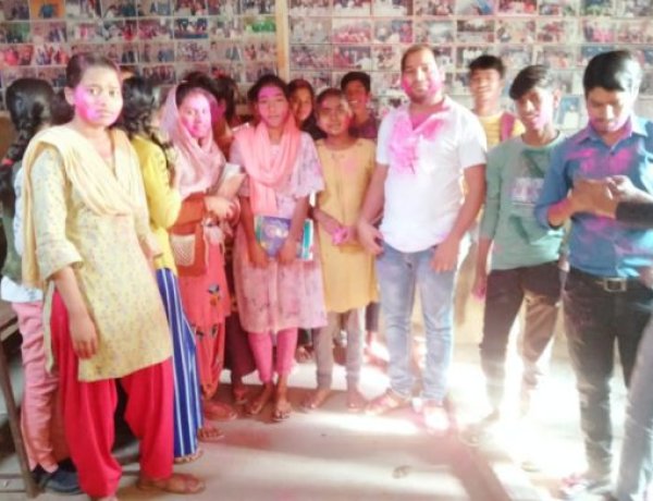 फ्यूचर लाइन कोचिंग संस्थान में होली मिलन समारोह कार्यक्रम का आयोजन किया गया