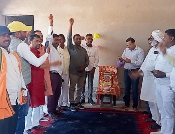 भूतपूर्व सांसद स्व. ईश्वर चौधरी की जयंती मानपुर पंचदेव धाम में हर्षोल्लास से मनाया गया:-प्रमोद कुमार आनंद