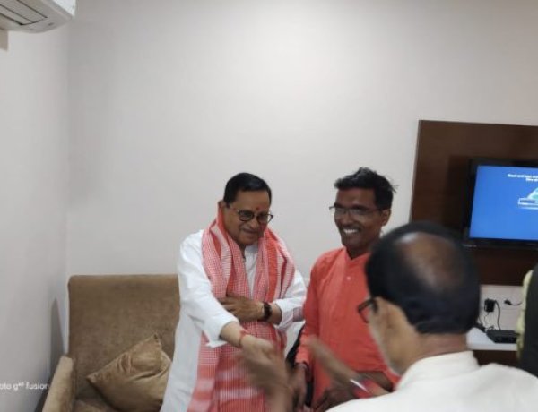 भाजपा समर्थित पूर्व विधान परिषद सभापति अवधेश नारायण सिंह ने गया स्नातक क्षेत्र से नामांकन पर्चा किया दाखिल