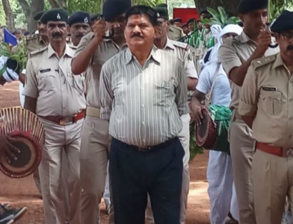 आईपीएस अधिकारी सुधीर कुमार झा विगत 23 वर्षों से तकरीबन हर वर्ष कर रहे हैंरक्तदान