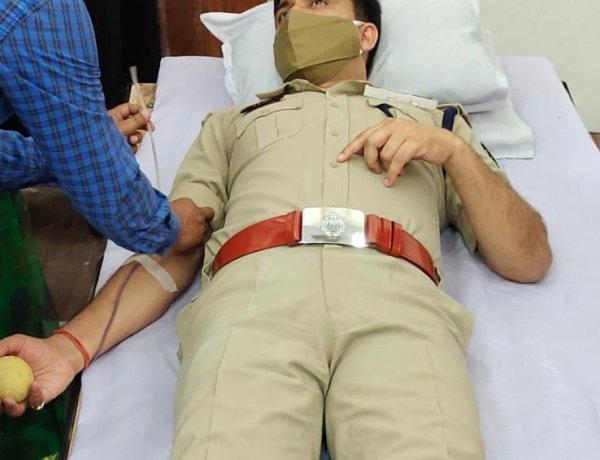 20 बार रक्तदान कर चुके हैं एसएसपी सुरेन्द्र कुमार झा