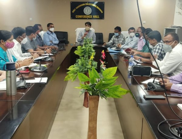 पश्चिम सिंहभूम के उपायुक्त अनन्य मित्तल ने की अधिकारियों के साथ समीक्षात्मक बैठक