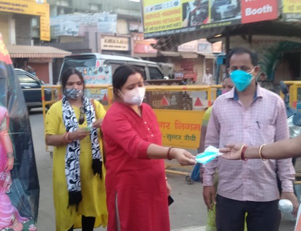 युवा रांची महानगर रामनवमी पूजा समिति की ओर से सेनिटाइजर,मास्क,हैंड ग्लब्स वितरित
