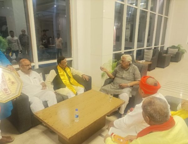 भाजपा के राष्ट्रीय महामंत्री सह बिहार प्रभारी विनोद तावड़े का गया में आगमन, कार्यकर्ता ने पुष्पगुच्छ और अंग वस्त्र देकर सम्मानित किया