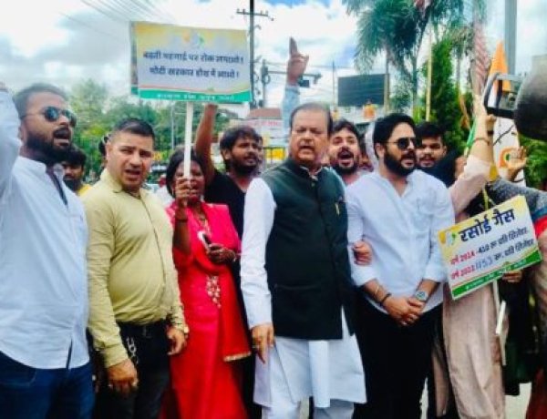 महंगाई के खिलाफ कांग्रेस का जोरदार प्रदर्शन