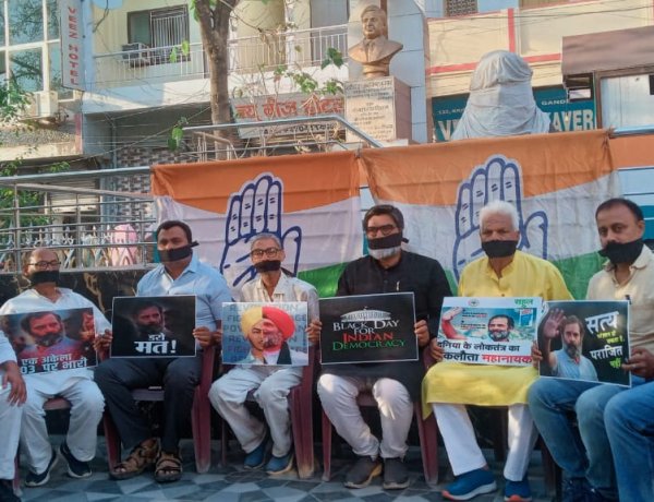 सदन से सड़क तक कांग्रेस पार्टी सहित विपक्षी दलों के नेताओ, कार्यकर्ताओं ने काला कपड़ा पहन कर विरोध प्रदर्शन किया