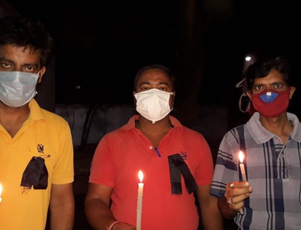 दिवंगत कोरोना वाॅरियर पत्रकारों को कैंडल प्रज्ज्वलित कर दी गई भावभीनी श्रद्धांजलि